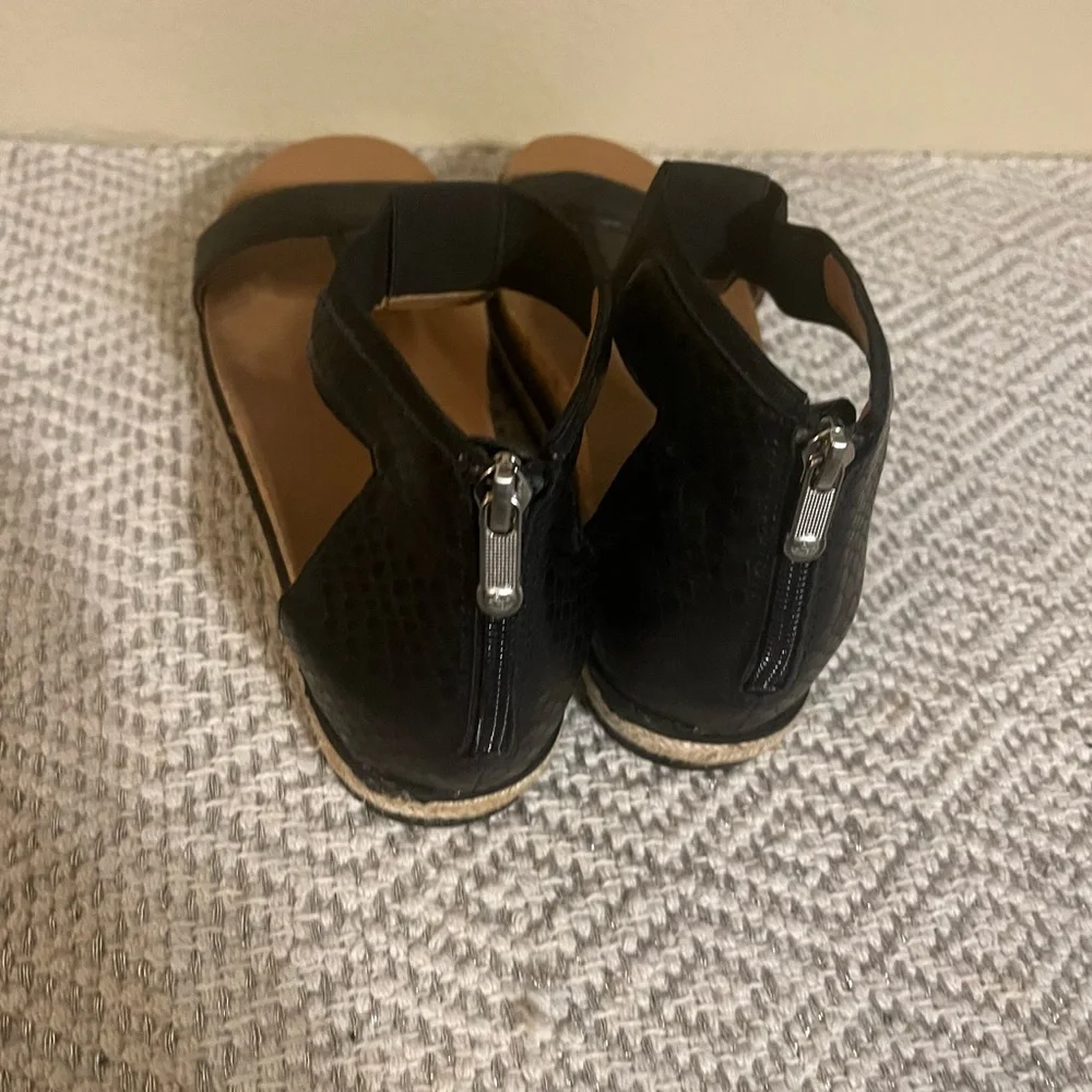 🛍️NWOT Adrienne Vittadini Wedge Sandal